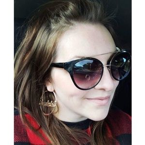 Meet your Posher, Cassandra